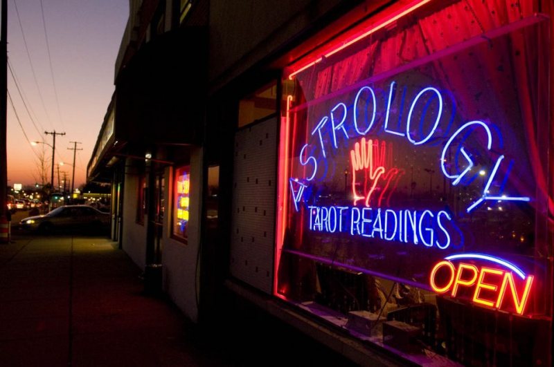 CPDP_fortune_teller_neon_sign_3200_block_Columbia_Pike_017_ss
