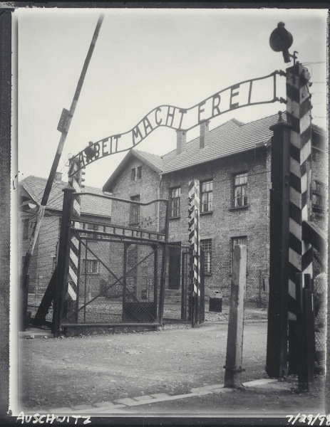 Auschwitz_gates_7-29-98_ss